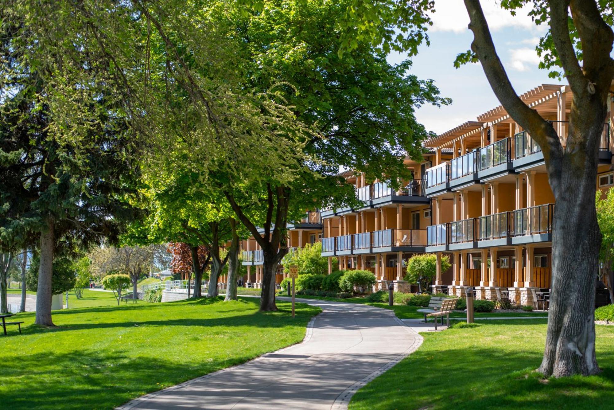 Watermark Beach Resort Osoyoos Bagian luar foto